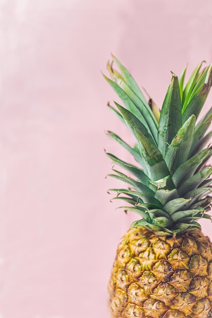 Foto close-up van fruit op tafel tegen een grijze achtergrond