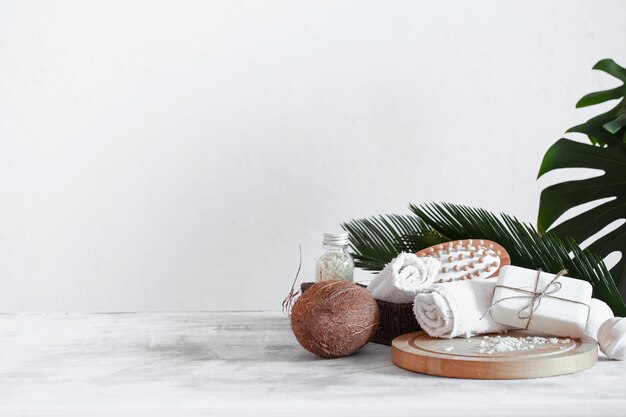 Close-up van fruit op tafel tegen een witte achtergrond