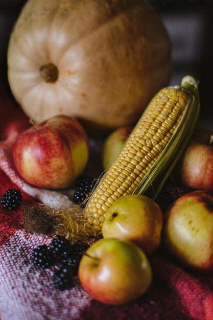 Close-up van fruit op tafel tegen een zwarte achtergrond