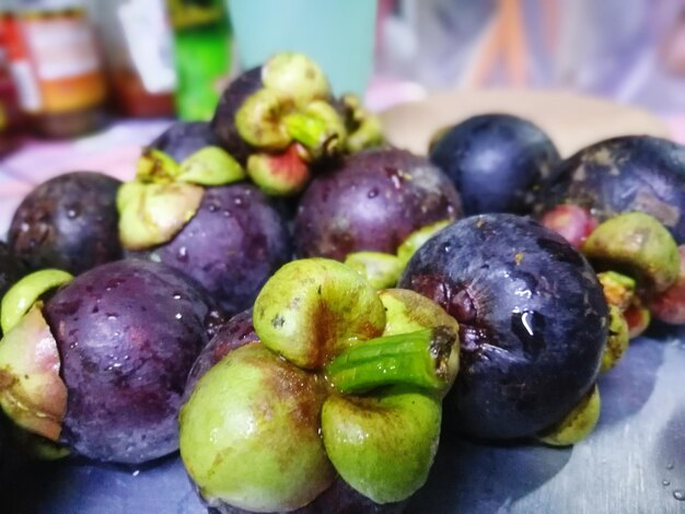 Foto close-up van fruit op tafel.