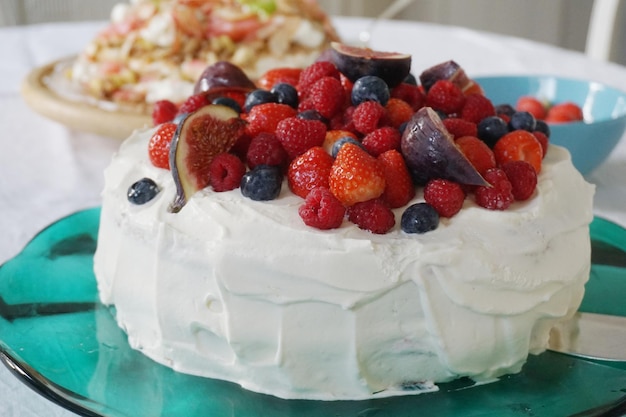 Close-up van fruitkoek op een bord op tafel