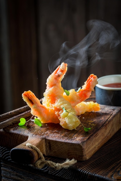 Close-up van garnalen in tempura met zure saus en zoet