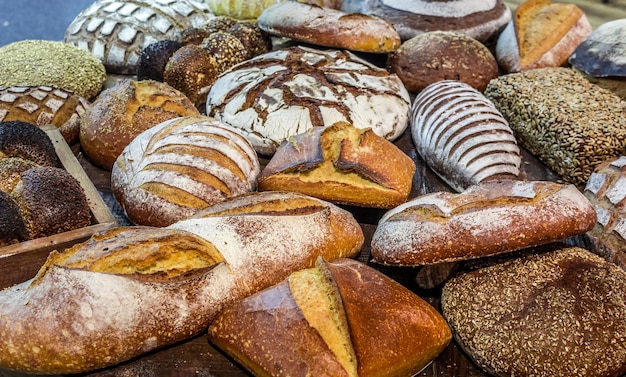 Foto close-up van gebakken brood in de bakkerij