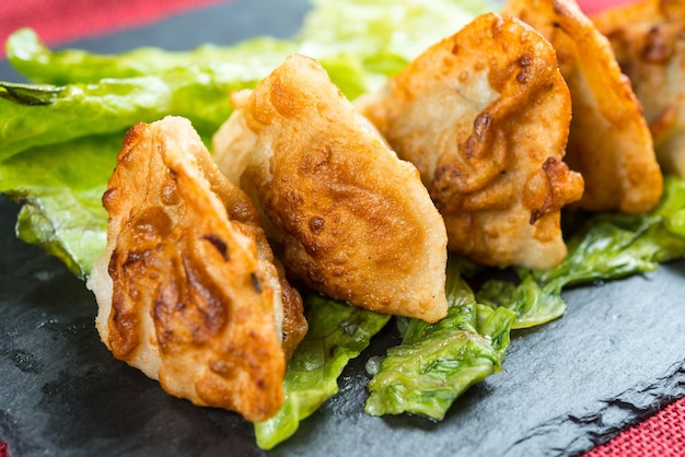 Foto close-up van gebakken dumplings op sla