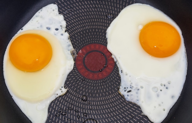 Close-up van gebakken eieren in een koekenpan. Bovenaanzicht