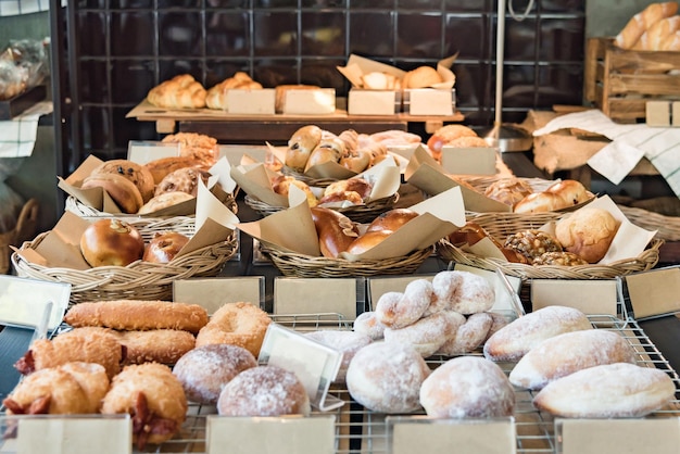 Foto close-up van gebakken producten voor verkoop in de winkel