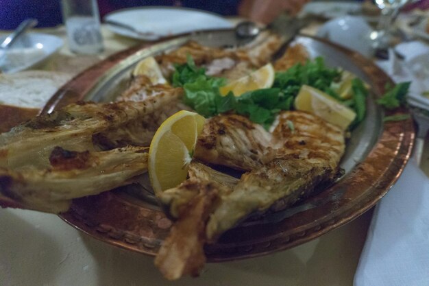 Foto close-up van gebakken vis op tafel