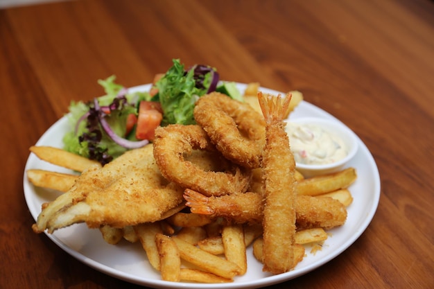 Close-up van gebakken zeevruchten en frietjes op bord
