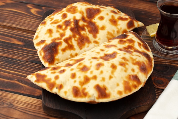 Close-up van gebakken zelfgemaakte flatbread op houten oppervlak