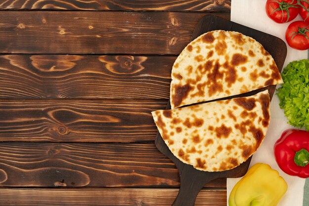 Close-up van gebakken zelfgemaakte flatbread op houten oppervlak