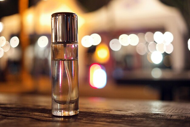 Close-up van gebottelde parfum op tafel