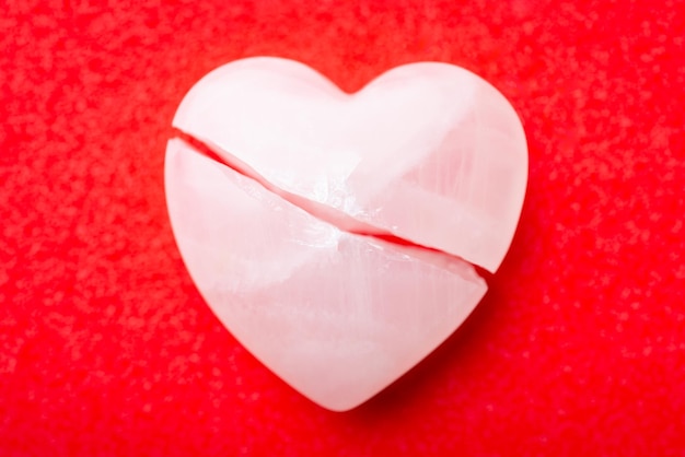 Close-up van gebroken hart Steen in de vorm van een hart gebroken in het midden concept van gebroken hart scheiding