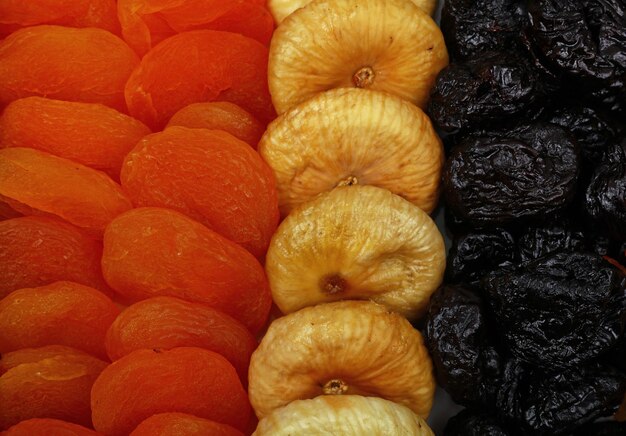Foto close-up van gedroogde abrikozen en vijgen met pruimen te koop