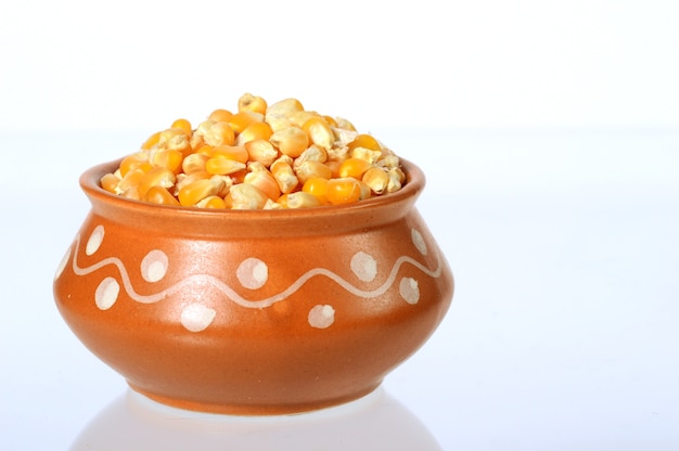 Close-up van gedroogde maïs in aarden pot