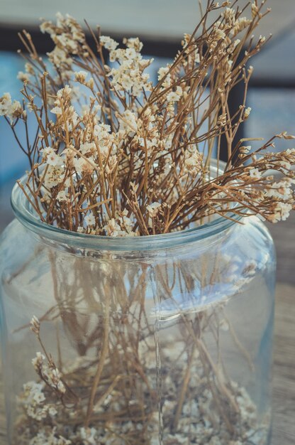 Foto close-up van gedroogde plant op tafel