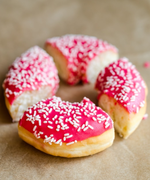 Close-up van geglazuurde roze doughnut