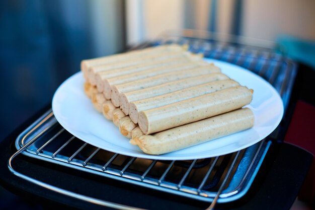 Close-up van gegrilde worstjes. Weekend koken van dichtbij