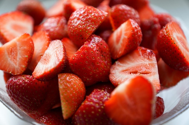 Close-up van gehakte aardbeien in een schaal
