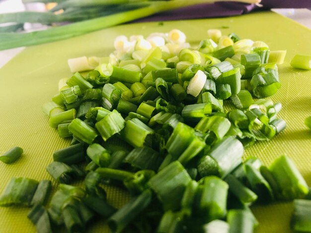 Foto close-up van gehakte groenten op tafel