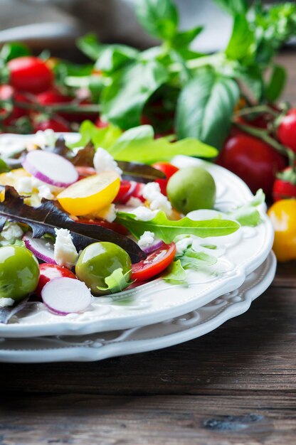 Foto close-up van gehakte vruchten in een schaal op tafel