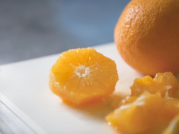 Close-up van gekapte sinaasappels op tafel