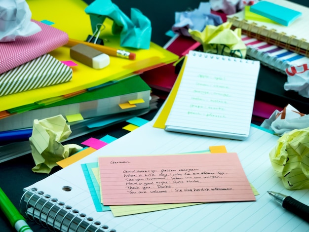 Foto close-up van gekleurde potloden op papier