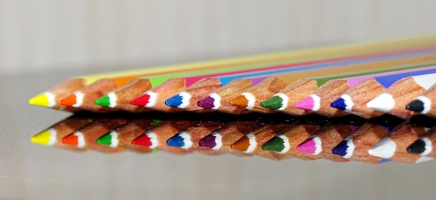 Close-up van gekleurde potloden op tafel