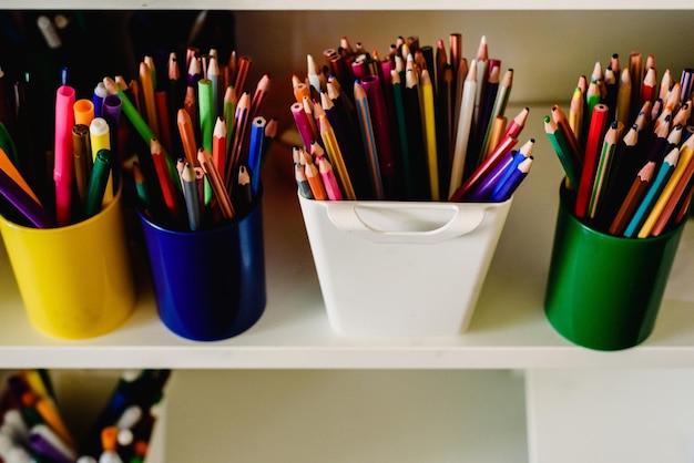 Foto close-up van gekleurde potloden op tafel