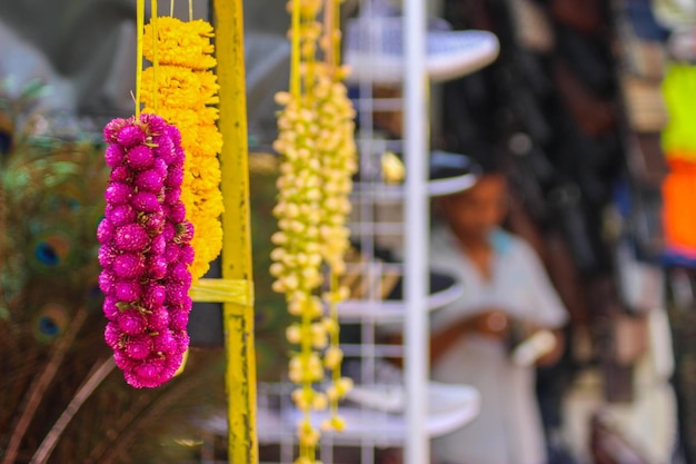 Foto close-up van gele bloemen die buiten hangen