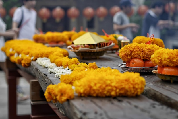 Foto close-up van gele bloemen op tafel op de markt