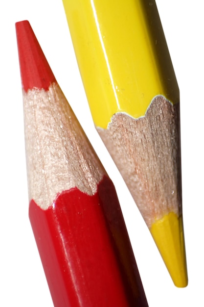 Foto close-up van gele en rode kleurpotloden