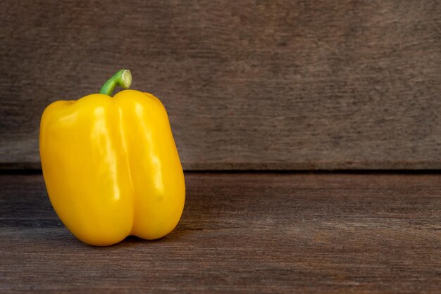 Foto close-up van gele paprika's op tafel