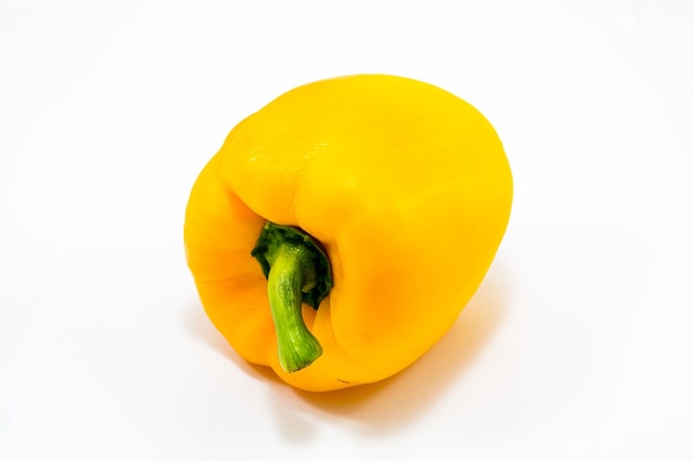 Close-up van gele paprika tegen witte achtergrond