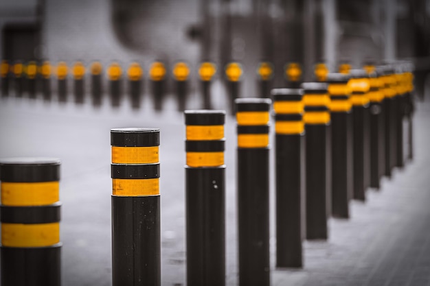 Foto close-up van gele pijpen in rij