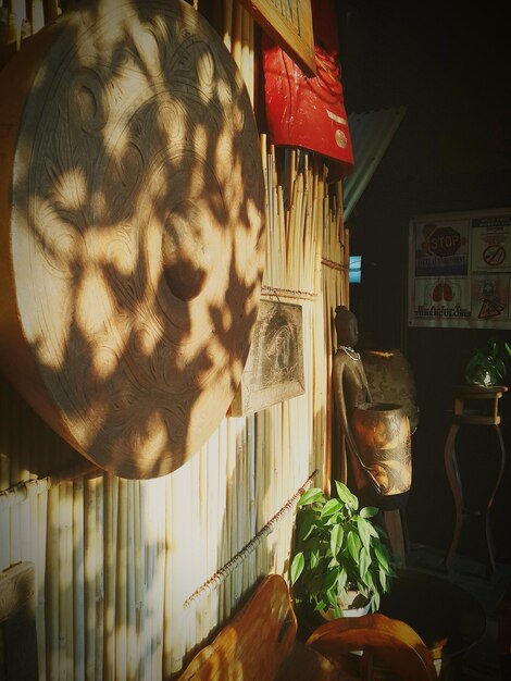 Close-up van gemodelleerd hout op de muur