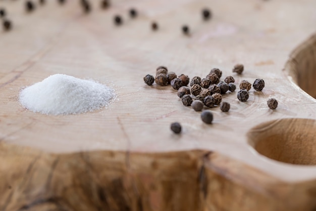 Close-up van gemorst zout en peper op een houten bord