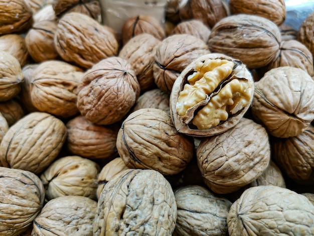 Close-up van gepelde gepelde walnoot op de marktteller van een landbouwer.
