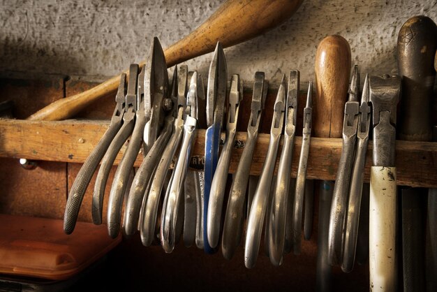 Foto close-up van gereedschappen die aan de muur hangen