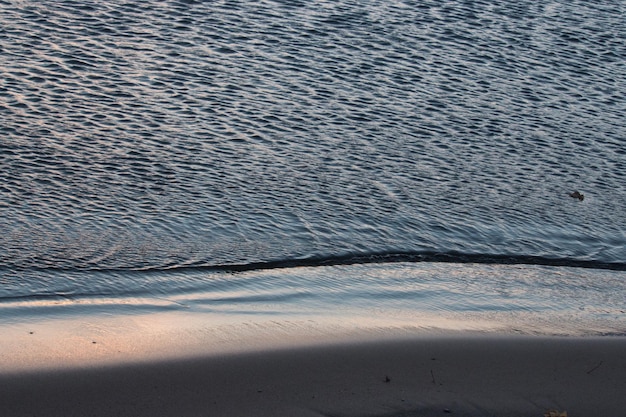 Foto close-up van gerimpeld water