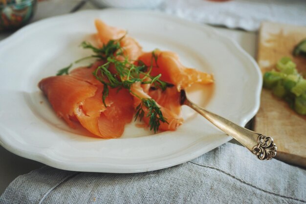 Close-up van gerookte zalm op bord op tafel