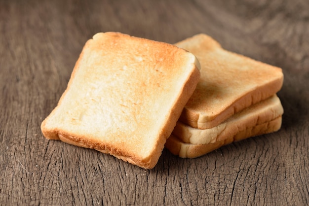 Close-up van geroosterd wit brood op oud hout.