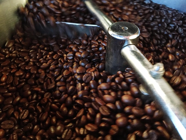 Foto close-up van geroosterde koffiebonen in de molen