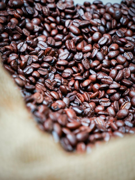 Close-up van geroosterde koffiebonen in zakken in de winkel