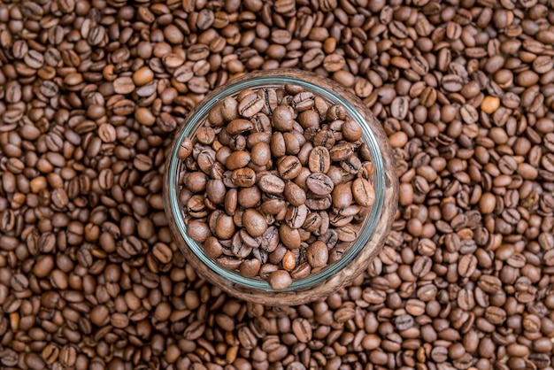 Close-up van geroosterde koffiebonen met container