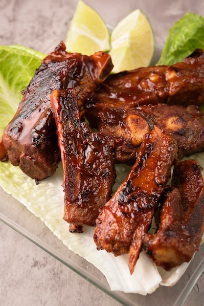 Close-up van geroosterde varkensribbetjes met barbecuesaus en gekarameliseerd met honing Lekkere zelfgemaakte snack