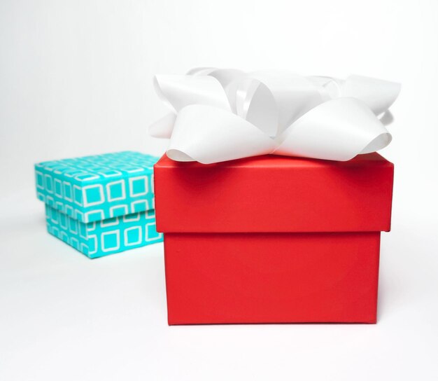 Foto close-up van geschenkkistjes op een witte achtergrond