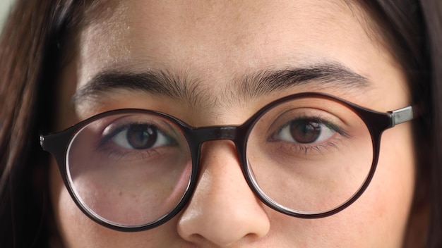Close-up van gesloten vrouwelijke ogen in glazen
