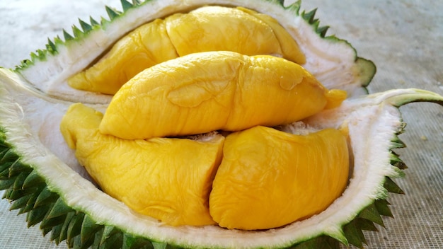 Foto close-up van gesneden durian