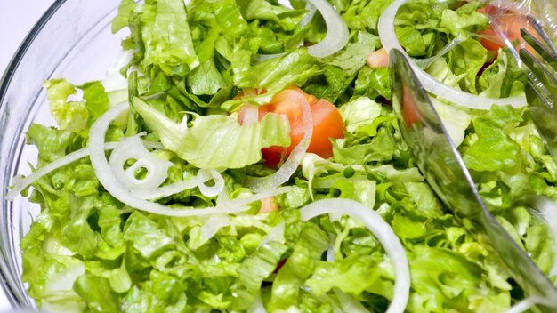 Close-up van gesneden fruitsalade op een bord