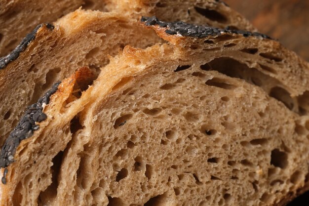 Foto close-up van gesneden rustiek roggezuurdesembrood natuurlijke gist en fermentatie